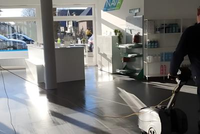 Bodenreinigung mit Maschine in einem Ladenlokal