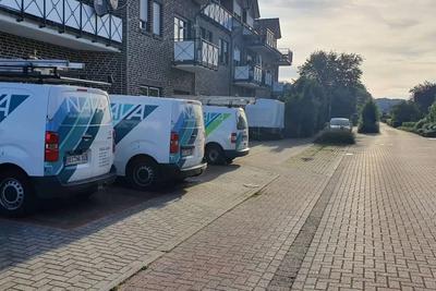Mehrere Transporter von NAVA parken an einer Straße