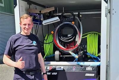 Mitarbeiter von NAVA vor einem Transporter mit Schläuchen und Reinigungsgeräten
