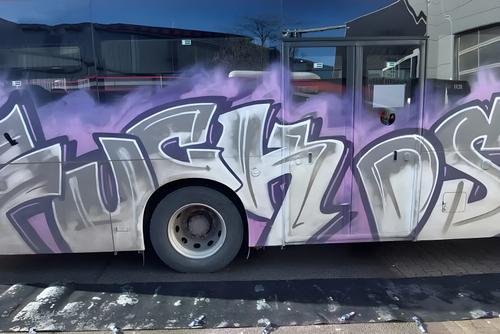 Bus mit großflächigem Graffiti an der Seite