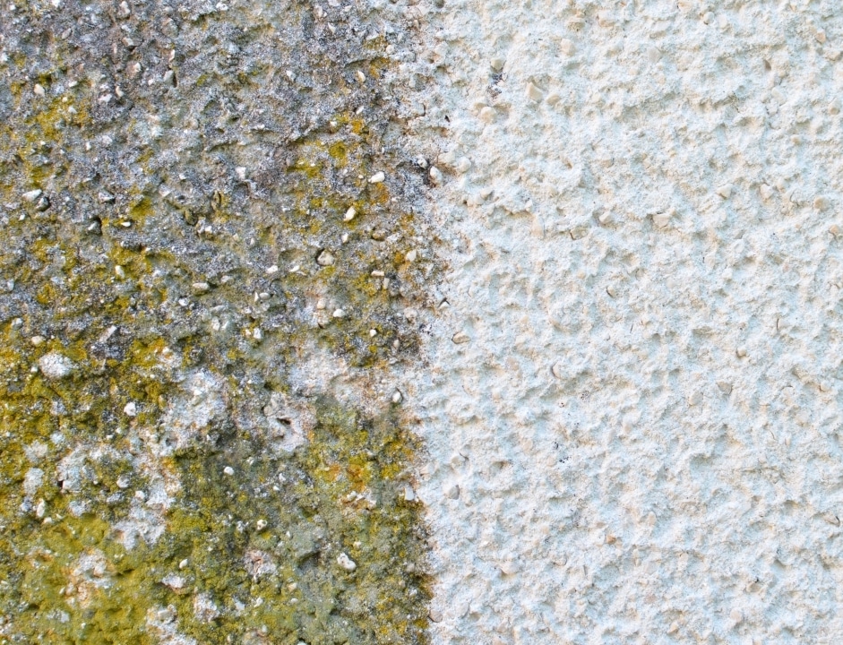 Eine Hausfassade. Die linke Seite ist schmutzig und die rechte Seite ist sauber. Durch unsere Fassadenreinigung bringen wir Ihre Hauswand zum Strahlen.